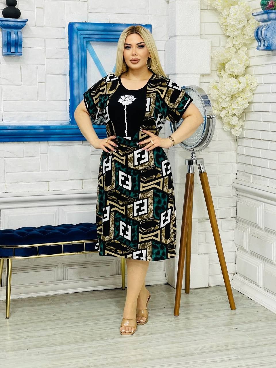 Gül basqılı həndəsi loqo naxışlı qısaqol yay donu
